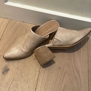 Nude pointed toe Mules